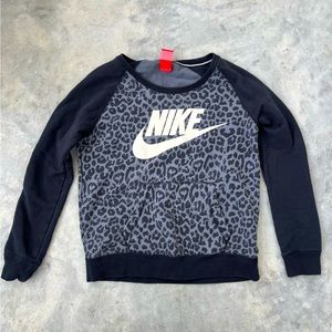 Nike unique women’s medium black leopard print crew neck sweatshirt